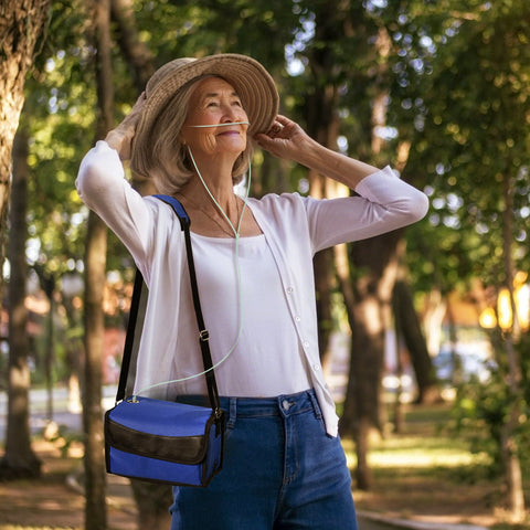 Usuário trabalhando enquanto utiliza o concentrador de oxigênio portátil leve VARON VL-2, ideal para mobilidade e produtividade diária